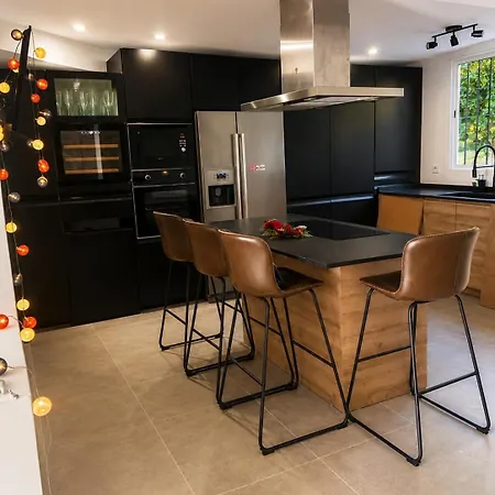 Luxury Golden Mile Townhouse Saltwater Pools, Walk To The